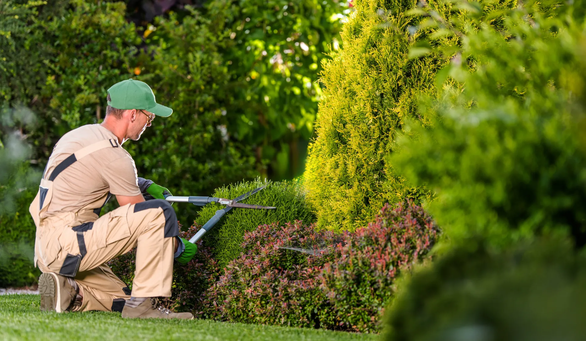 A LeadGulls digital marketing specialist setting up a Facebook Ads geographic targeting campaign for a landscaping company, selecting service area radius and homeowner audience targeting options